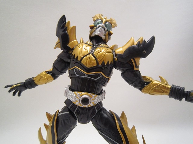 S.H.Figuarts 仮面ライダークウガ　ライジングアルティメットフォーム　ダークアイズVer.