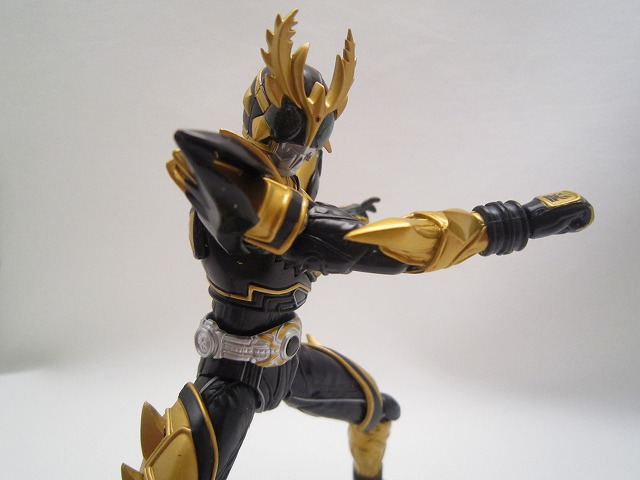 S.H.Figuarts 仮面ライダークウガ　ライジングアルティメットフォーム　ダークアイズVer.