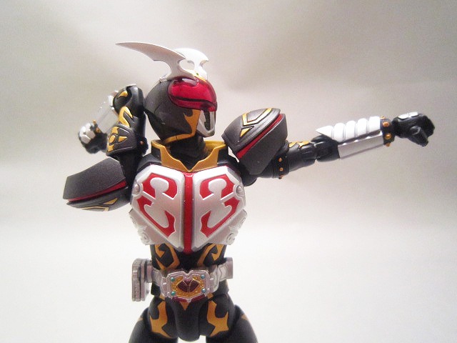 S.H.フィギュアーツ　仮面ライダーカリス