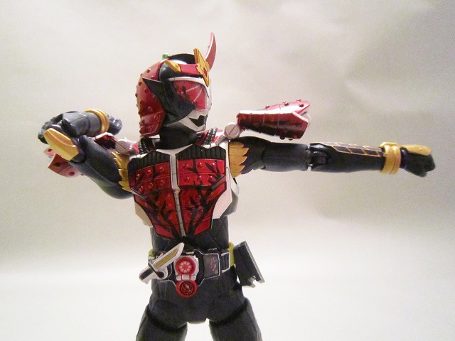 S.H.フィギュアーツ　仮面ライダー武神鎧武　ブラッドオレンジアームズ