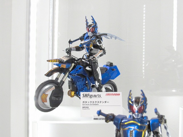 魂フィーチャーズ2016 S.H.フィギュアーツ 仮面ライダーカブト、仮面ライダーがタック　真骨彫製法