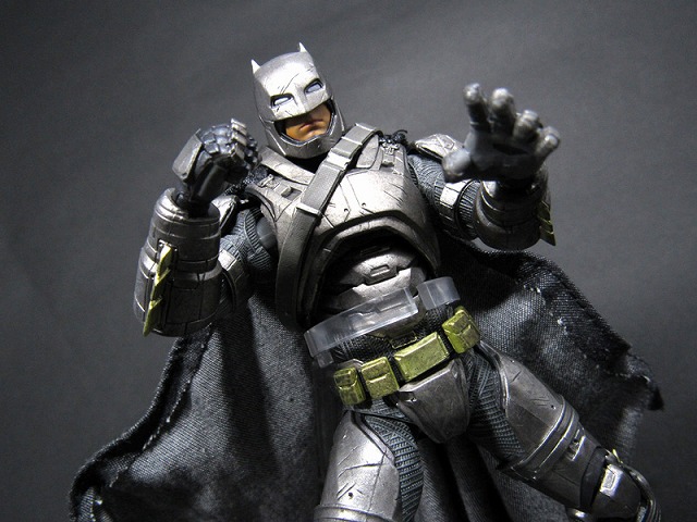 MAFEX　マフェックス　アーマードバットマン　バットマンVSスーパーマン　レビュー