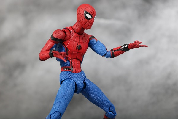 MAFEX　スパイダーマン　ホームカミング　レビュー　アクション