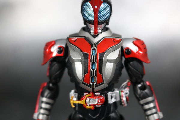 S.H.フィギュアーツ　仮面ライダーカブト　ハイパーフォーム　真骨彫製法　レビュー　全身