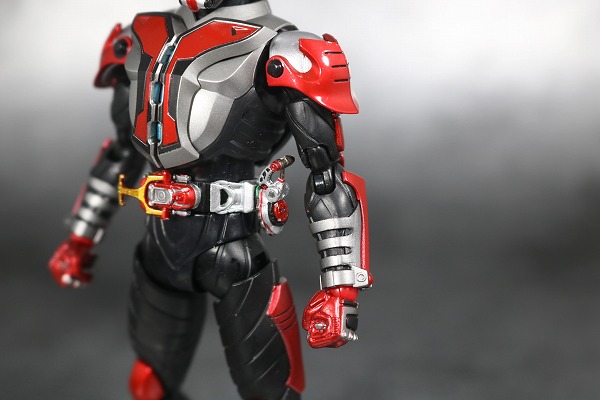 S.H.フィギュアーツ　仮面ライダーカブト　ハイパーフォーム　真骨彫製法　レビュー　全身