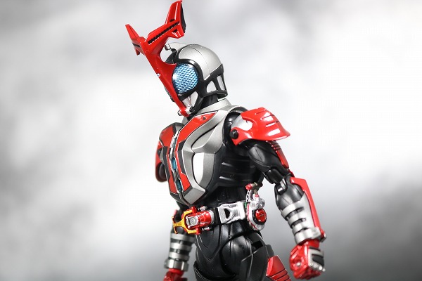 S.H.フィギュアーツ　仮面ライダーカブト　ハイパーフォーム　真骨彫製法　レビュー　アクション