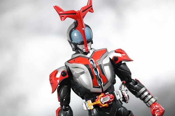 S.H.フィギュアーツ　仮面ライダーカブト　ハイパーフォーム　真骨彫製法　レビュー　アクション