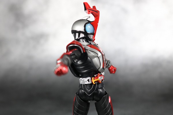 S.H.フィギュアーツ　仮面ライダーカブト　ハイパーフォーム　真骨彫製法　レビュー　可動