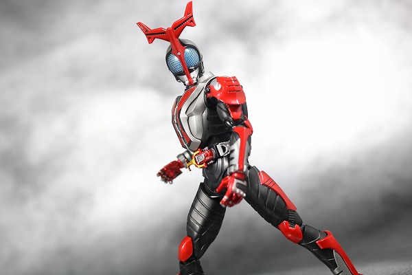 S.H.フィギュアーツ　仮面ライダーカブト　ハイパーフォーム　真骨彫製法　レビュー　アクション