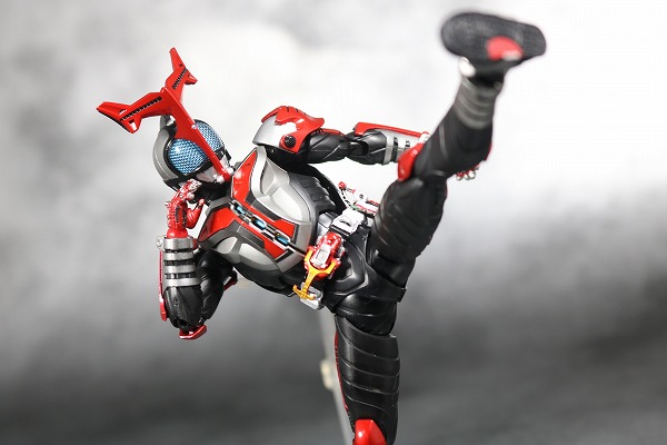 S.H.フィギュアーツ　仮面ライダーカブト　ハイパーフォーム　真骨彫製法　レビュー　アクション