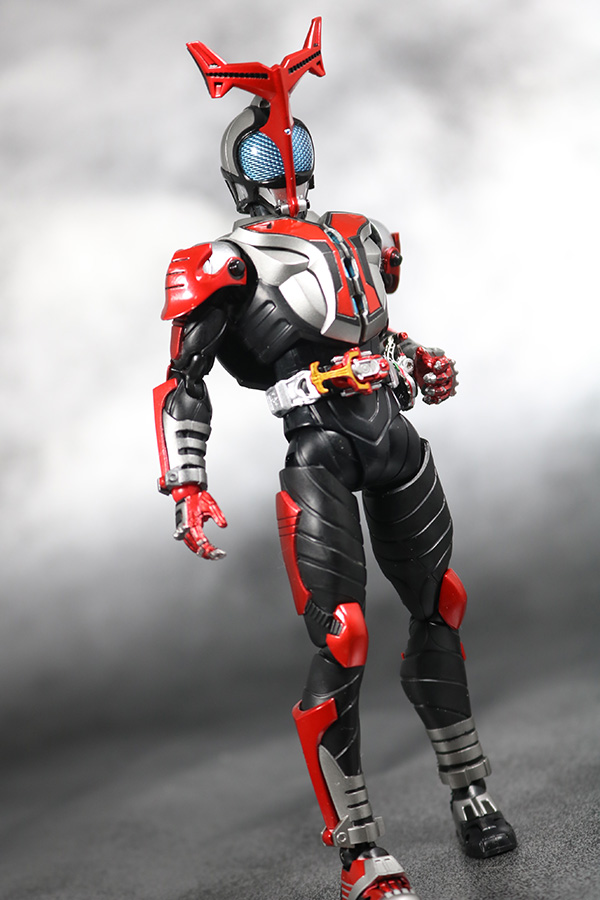 S.H.フィギュアーツ　仮面ライダーカブト　ハイパーフォーム　真骨彫製法　レビュー　アクション