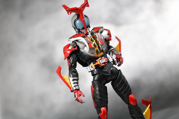 S.H.フィギュアーツ　仮面ライダーカブト　ハイパーフォーム　真骨彫製法　レビュー　アクション