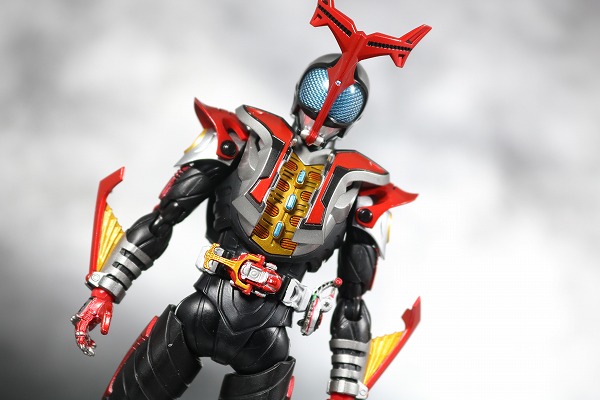 S.H.フィギュアーツ　仮面ライダーカブト　ハイパーフォーム　真骨彫製法　レビュー　アクション