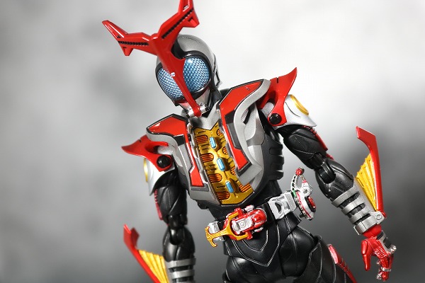 S.H.フィギュアーツ　仮面ライダーカブト　ハイパーフォーム　真骨彫製法　レビュー　アクション