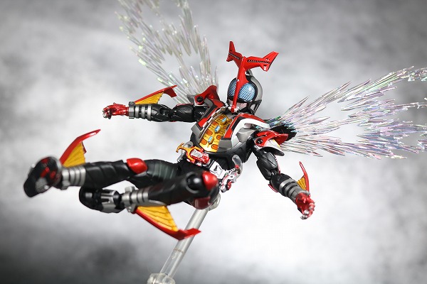 S.H.フィギュアーツ　仮面ライダーカブト　ハイパーフォーム　真骨彫製法　レビュー　アクション