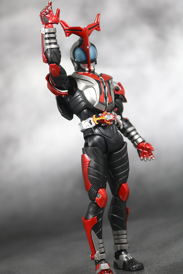 S.H.フィギュアーツ　仮面ライダーカブト　ハイパーフォーム　真骨彫製法　レビュー　アクション