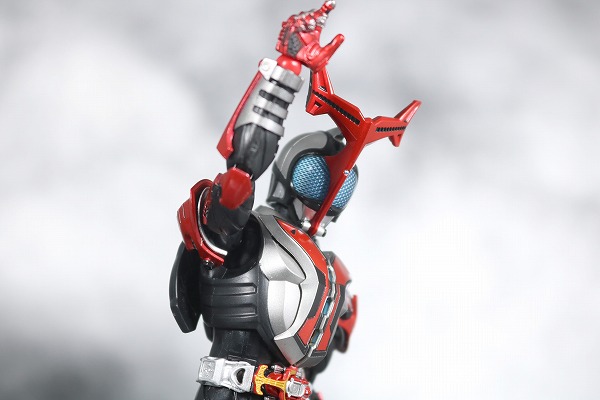 S.H.フィギュアーツ　仮面ライダーカブト　ハイパーフォーム　真骨彫製法　レビュー　アクション