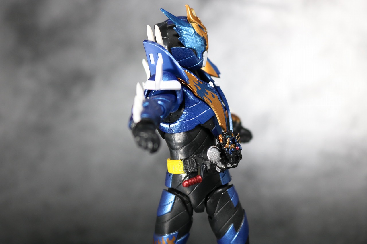 S.H.フィギュアーツ　仮面ライダークローズ　レビュー　可動範囲