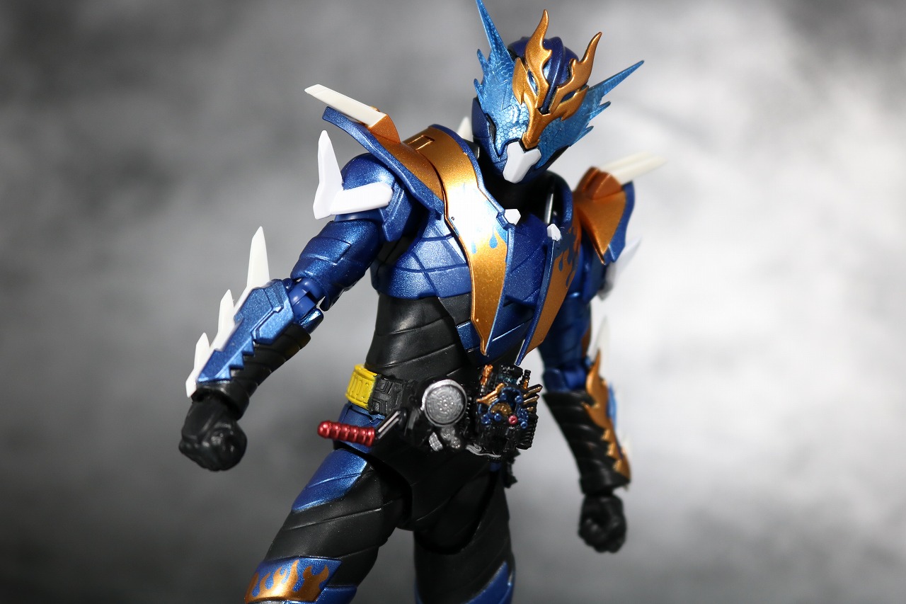 S.H.フィギュアーツ　仮面ライダークローズ　レビュー　アクション