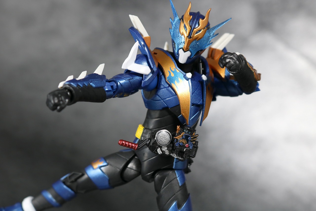 S.H.フィギュアーツ　仮面ライダークローズ　レビュー　アクション