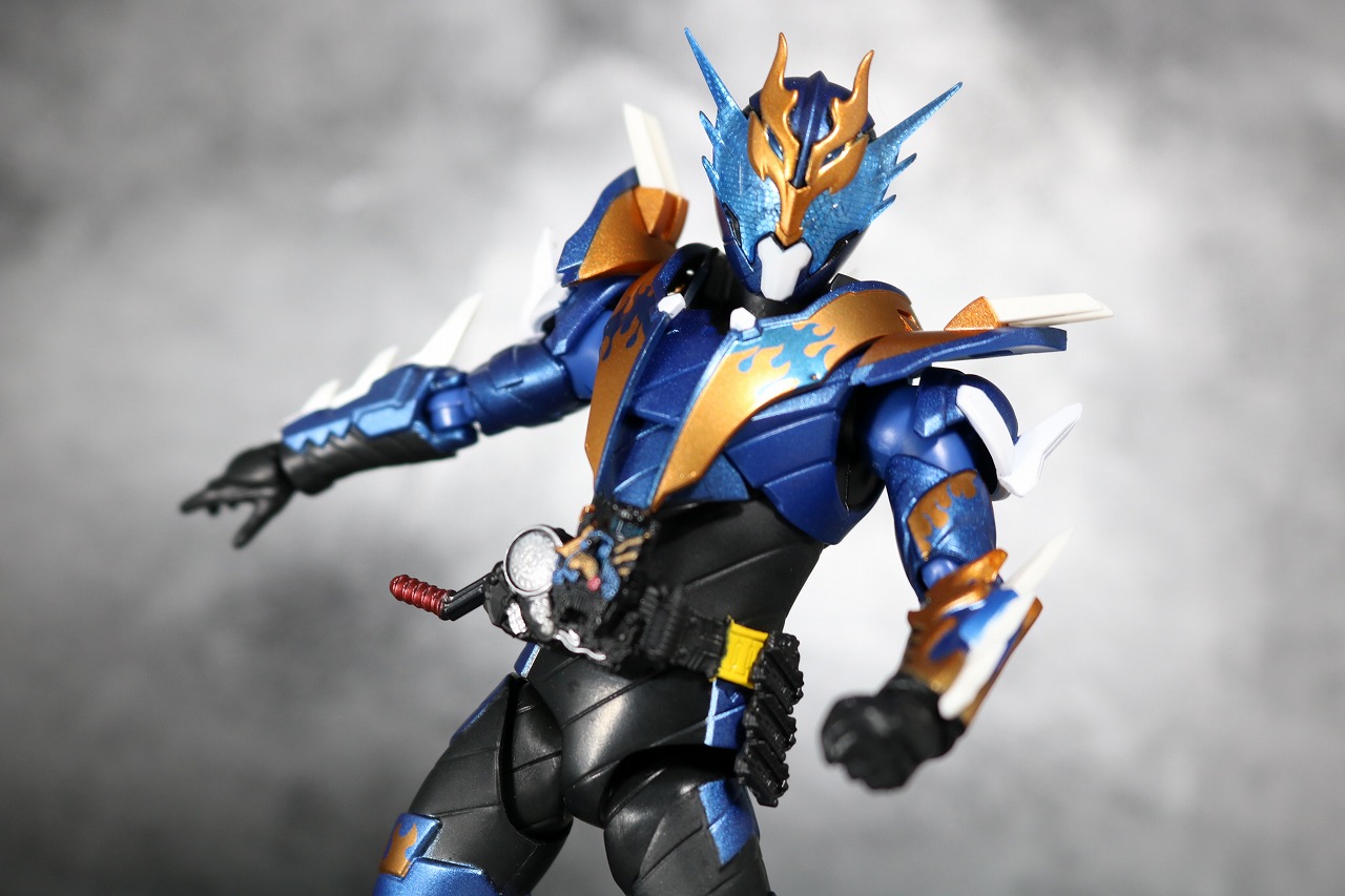 S.H.フィギュアーツ　仮面ライダークローズ　レビュー　アクション