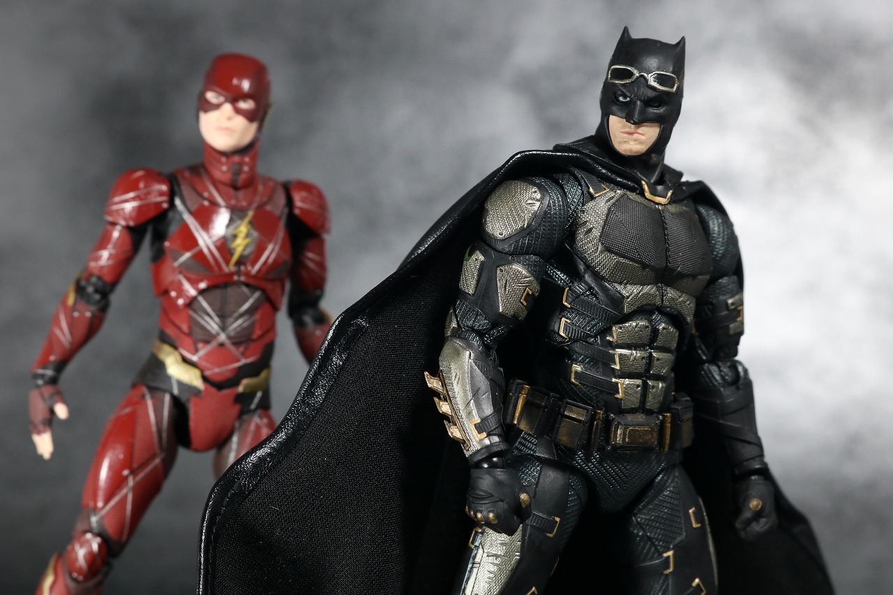 MAFEX　マフェックス　バットマン　タクティカルスーツ　レビュー　アクション