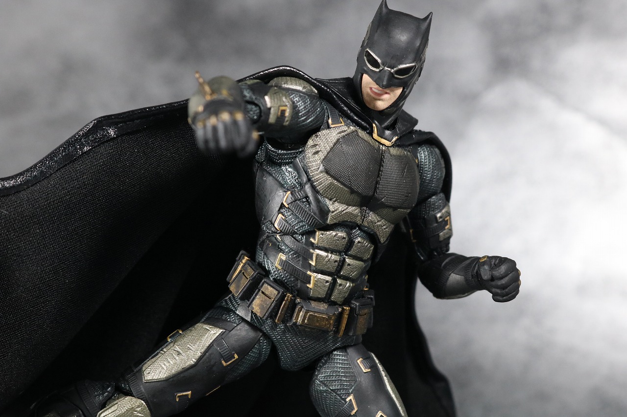 MAFEX　マフェックス　バットマン　タクティカルスーツ　レビュー　アクション