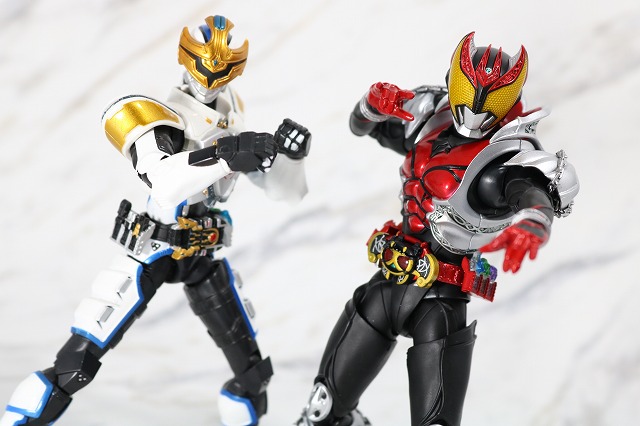 S.H.フィギュアーツ　仮面ライダーキバ　キバフォーム　真骨彫製法　レビュー　アクション　仮面ライダーイクサ