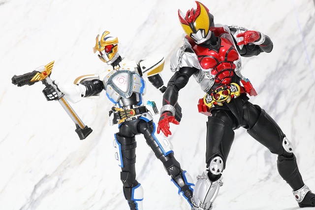 S.H.フィギュアーツ　仮面ライダーキバ　キバフォーム　真骨彫製法　レビュー　アクション　仮面ライダーイクサ