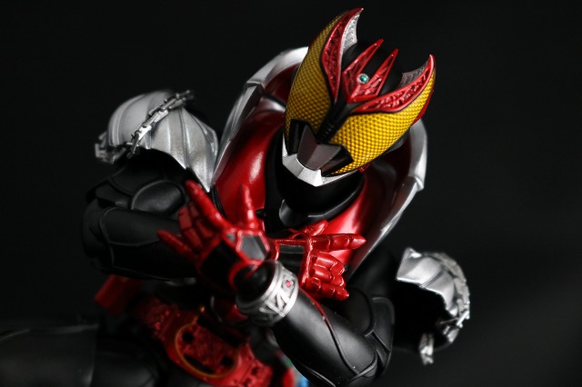 S.H.フィギュアーツ　仮面ライダーキバ　キバフォーム　真骨彫製法　レビュー　アクション