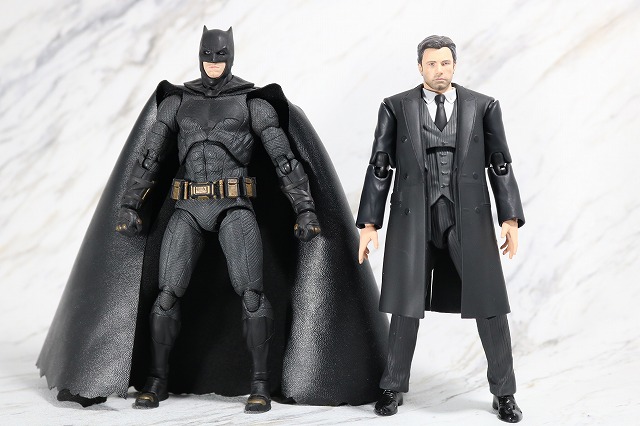 MAFEX　ブルース・ウェイン　ジャスティスリーグ　レビュー　全身　バットマン　比較