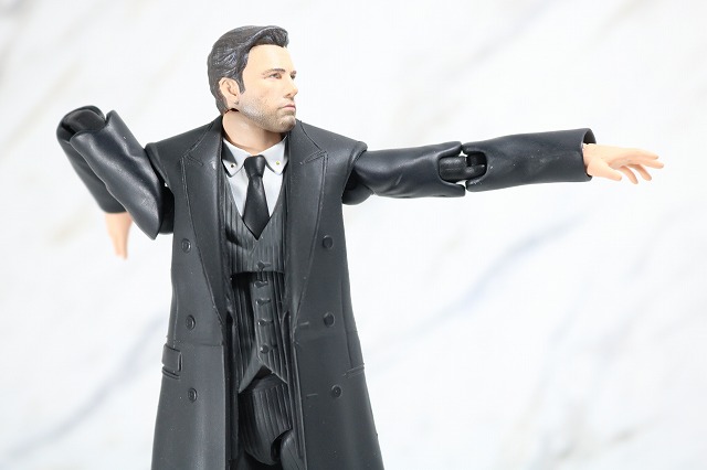 MAFEX　ブルース・ウェイン　ジャスティスリーグ　レビュー　可動範囲