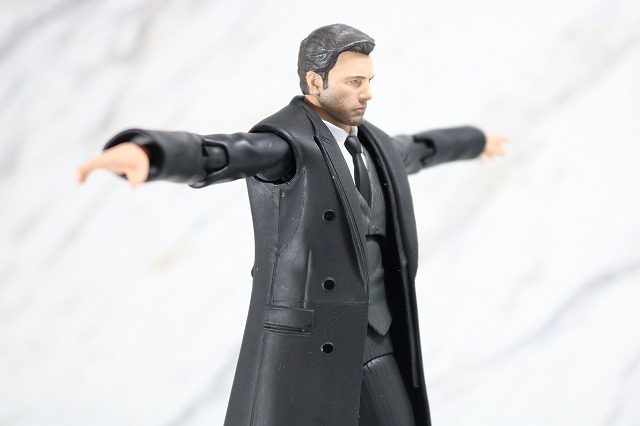 MAFEX　ブルース・ウェイン　ジャスティスリーグ　レビュー　可動範囲