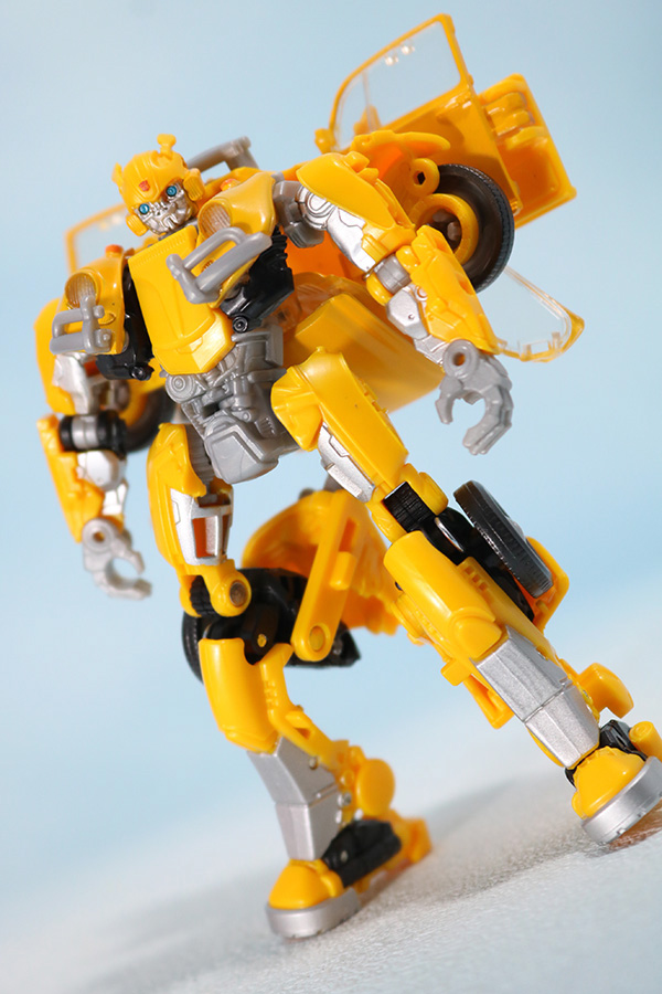 TFスタジオシリーズ　SS-16　バンブルビー　レビュー　ロボットモード　アクション