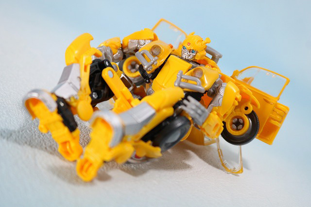 TFスタジオシリーズ　SS-16　バンブルビー　レビュー　ロボットモード　アクション