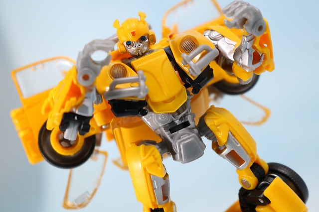 TFスタジオシリーズ　SS-16　バンブルビー　レビュー　ロボットモード　アクション