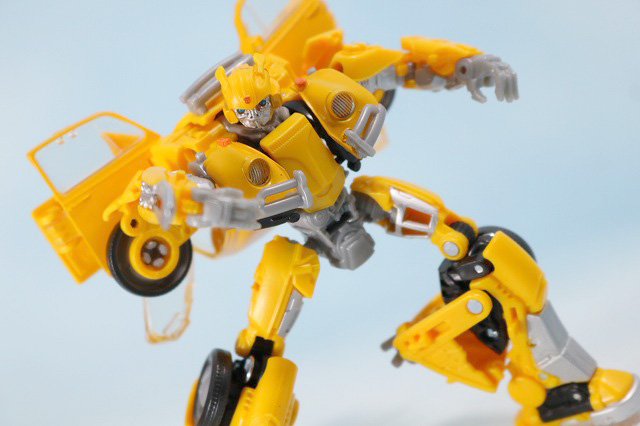 TFスタジオシリーズ　SS-16　バンブルビー　レビュー　ロボットモード　アクション