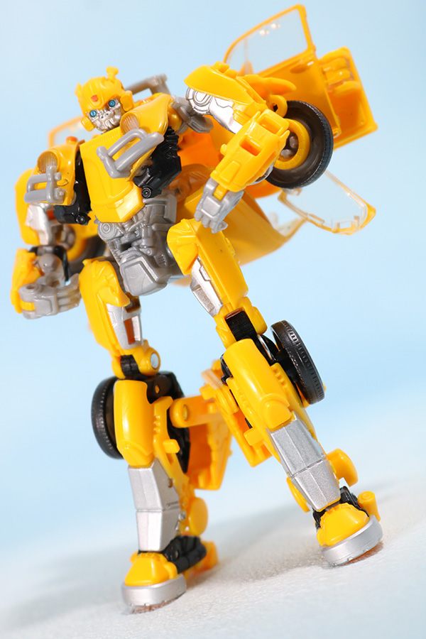 TFスタジオシリーズ　SS-16　バンブルビー　レビュー　ロボットモード　アクション