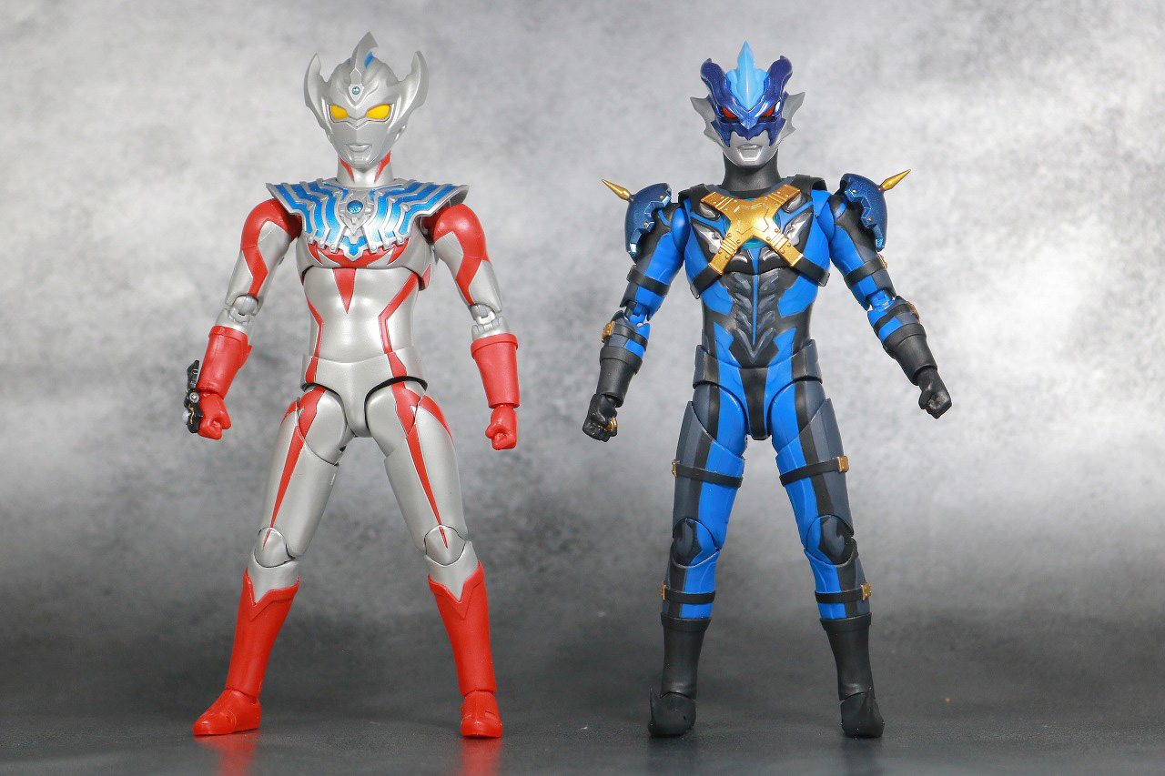 S.H.フィギュアーツ　ウルトラマントレギア　レビュー　全身　ウルトラマンタイガ　比較