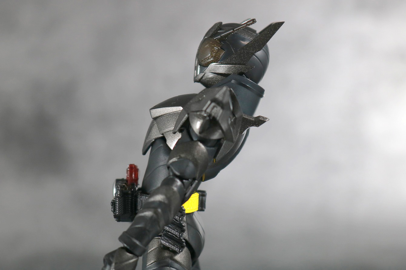 S.H.フィギュアーツ　仮面ライダーメタルビルド　レビュー　可動範囲　腰のけぞり可動