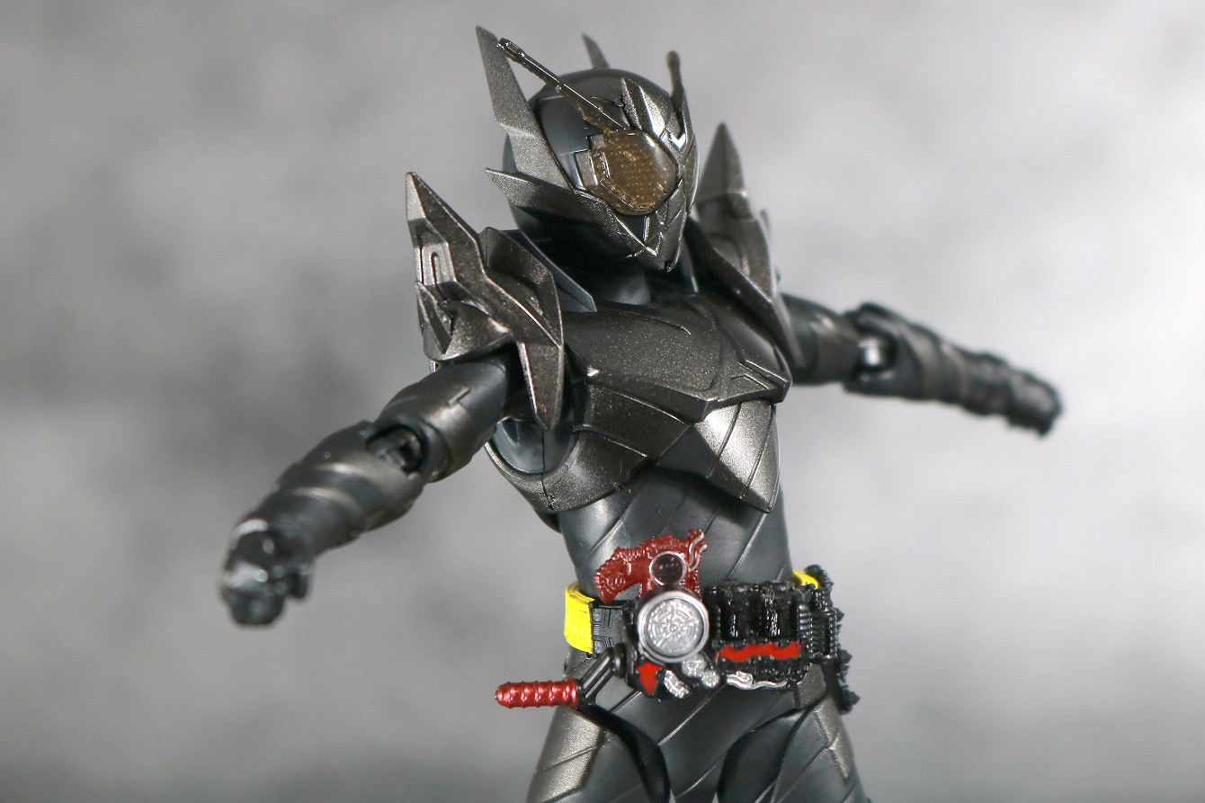 S.H.フィギュアーツ　仮面ライダーメタルビルド　レビュー　可動範囲　腰回転