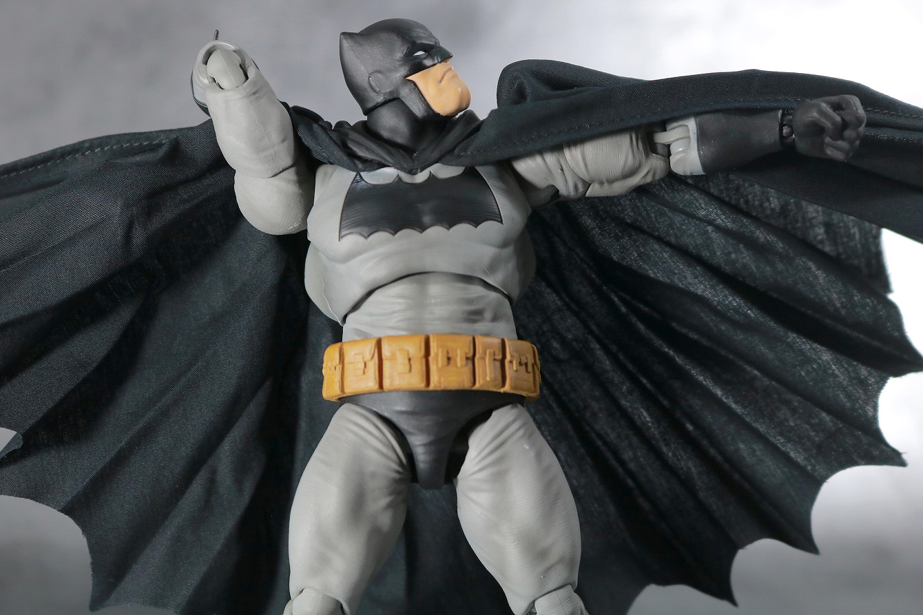 MAFEX バットマン（The Dark Knight Returns）　レビュー　可動範囲　首回転　肩可動