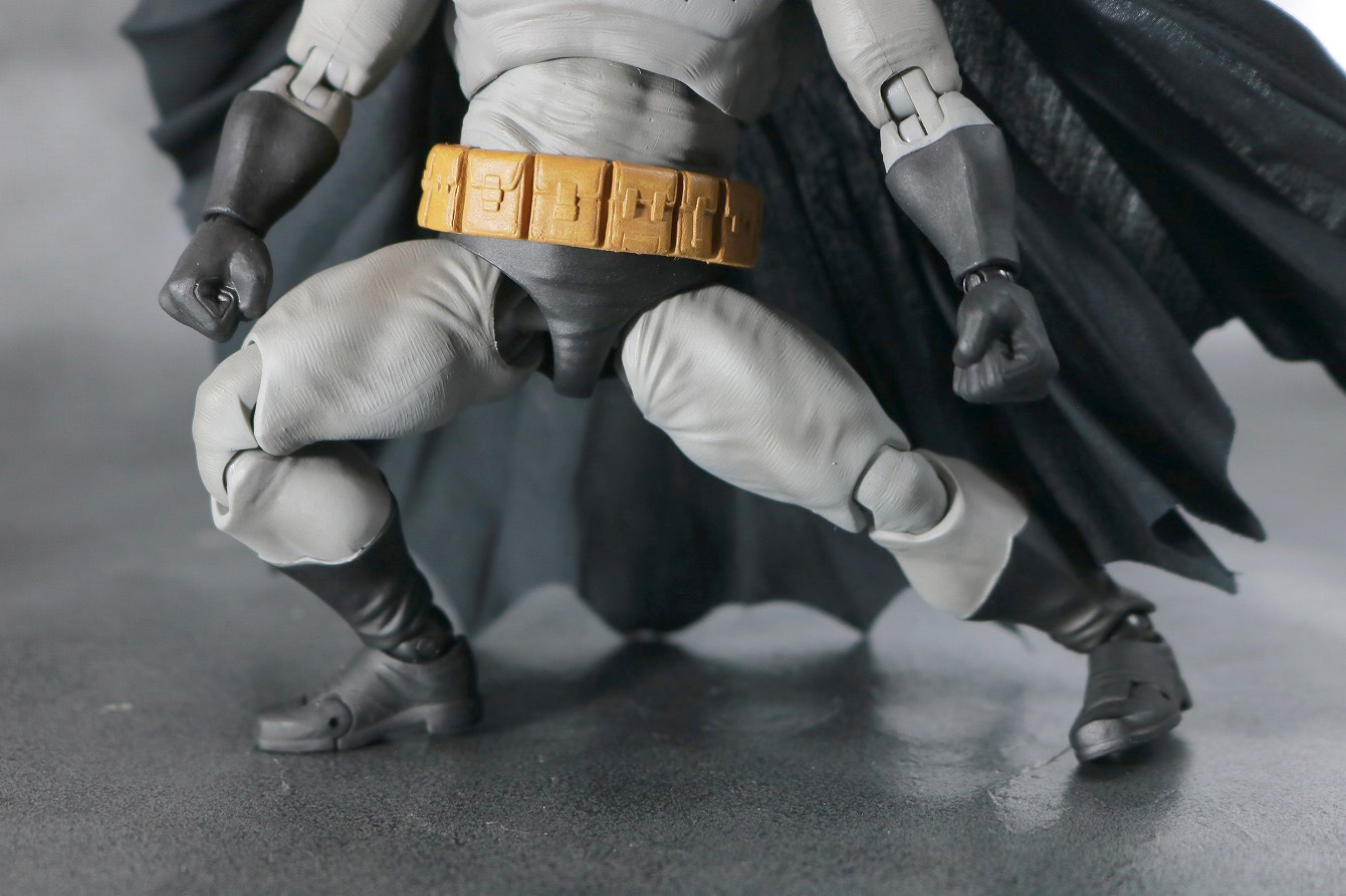 MAFEX バットマン（The Dark Knight Returns）　レビュー　可動範囲　開脚