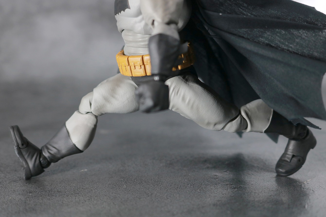 MAFEX バットマン（The Dark Knight Returns）　レビュー　可動範囲　開脚