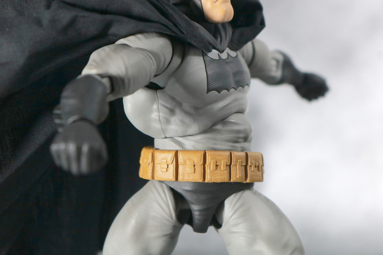 MAFEX バットマン（The Dark Knight Returns）　レビュー　可動範囲　腰回転