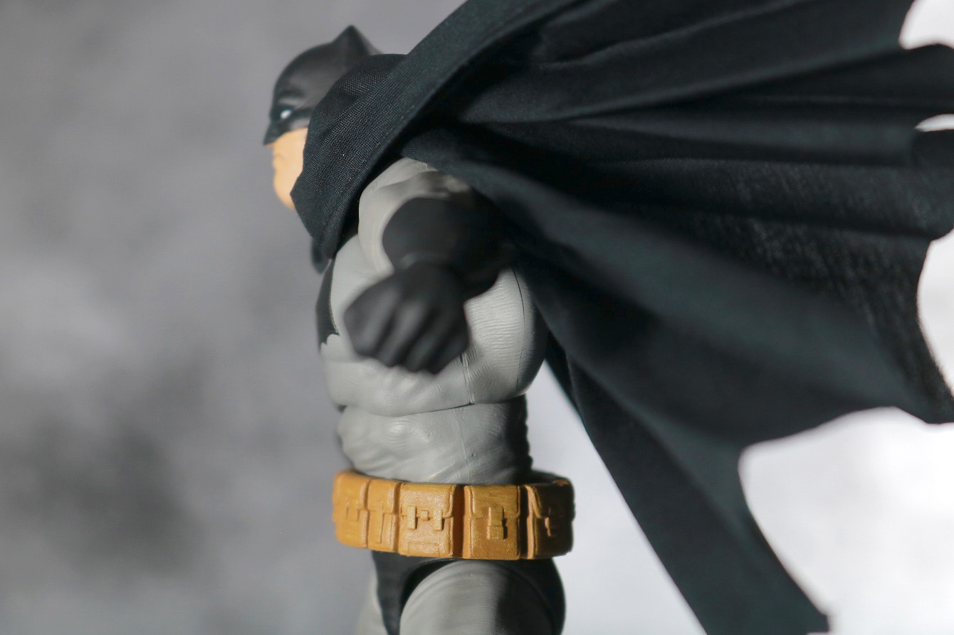 MAFEX バットマン（The Dark Knight Returns）　レビュー　可動範囲　腰後ろ可動