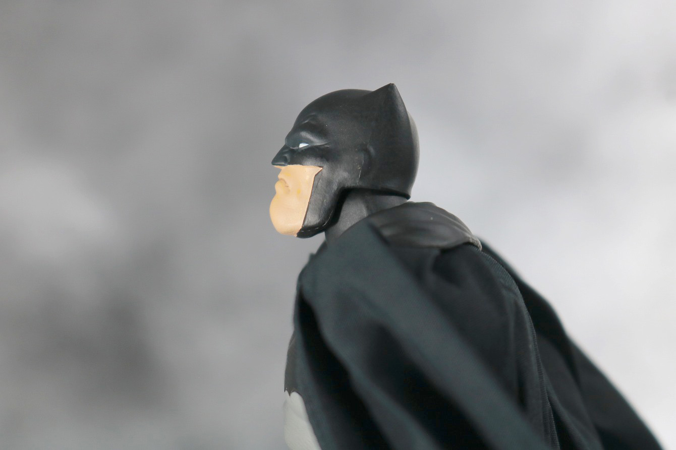 MAFEX バットマン（The Dark Knight Returns）　レビュー　可動範囲　首上可動