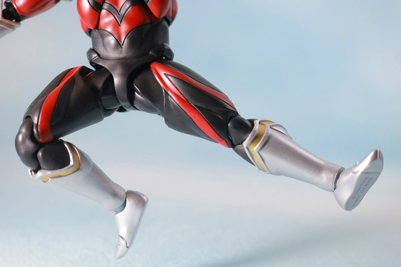 S.H.フィギュアーツ　ウルトラマンタイタス　レビュー　可動範囲　開脚左右