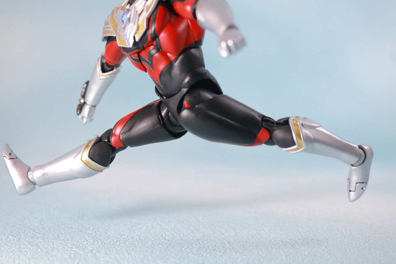 S.H.フィギュアーツ　ウルトラマンタイタス　レビュー　可動範囲　開脚前後