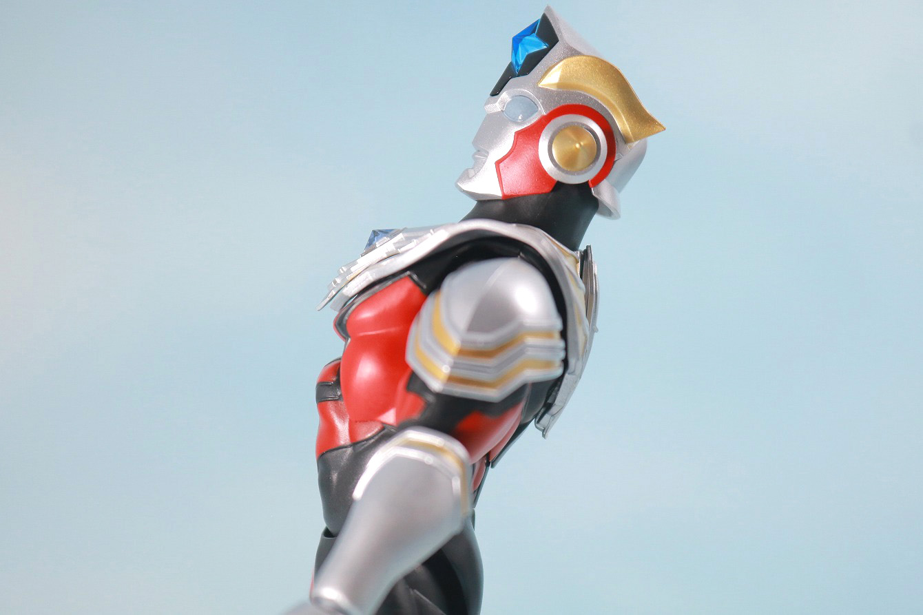 S.H.フィギュアーツ　ウルトラマンタイタス　レビュー　可動範囲　腰前可動